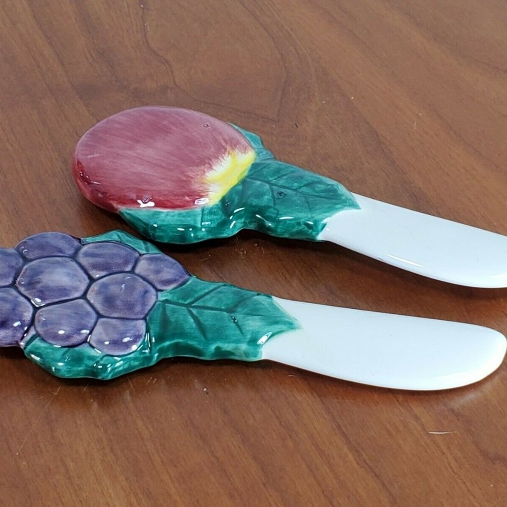 2) Fitz and Floyd Della Robbia Canape Knives 5" sculpted handle holly fruit - Picture 5 of 7